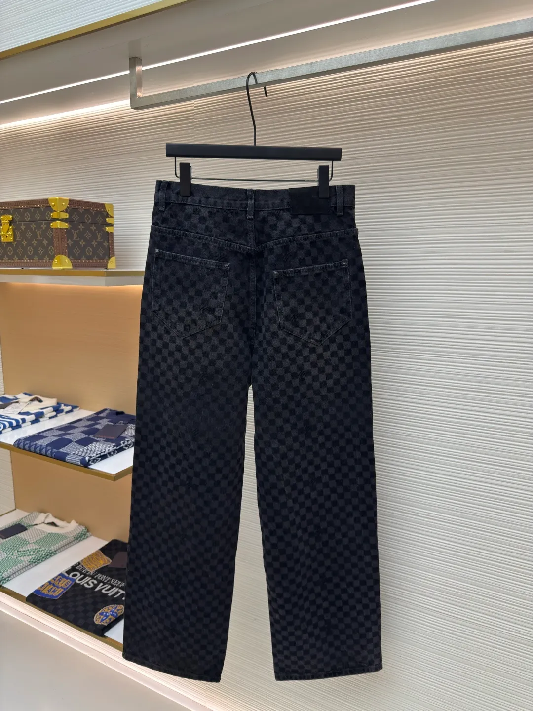 LOUIS VUITTON SS25 plaid gradient flocking jeans ●Authentic product: Purchased and developed at 17700 ●Item number: 1680023-B65 ●Fabric: twill cotton denim fabric ●Technology: Washing process ●Version: Fitted version ●Size: 30-32-34-36 ●Weight: about 930g ●Description: Made of 100% pure cotton washed vintage denim. The fabric has been specially treated to present a natural aged effect. The entire trousers are covered with Der check flocking patterns of different shades, subtly integrating the brand's iconic checkerboard elements into the design. The waistband is decorated with pearlescent buttons and metal rivets for decorative details, highlighting exquisite craftsmanship. The classic five-pocket tailoring design not only retains the practical function of traditional denim pants, but also gives it a modern and fashionable silhouette. The overall wiring is straight and delicate, the fabric is comfortable and soft, and the color is consistent without color difference. It can be matched with the same style to create a fashionable look and control various occasions. Customized accessories, complete with three standards, same style for men and women!